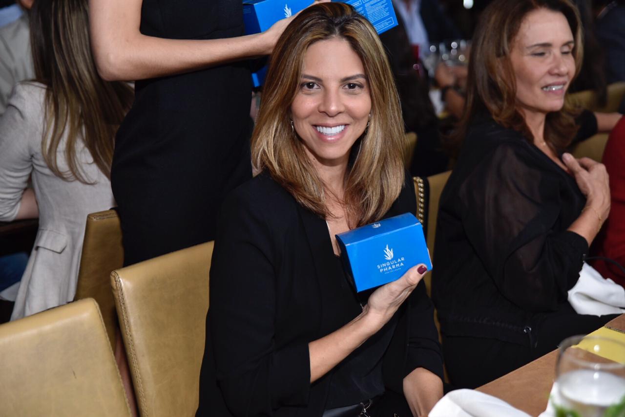 Eva Pena Cal com gift da Singular Pharma                                                                      